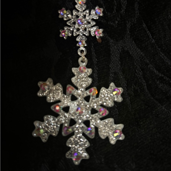 HOLIDAY SILVER SNOWFLAKE EARRINGS - Picture 5 of 6